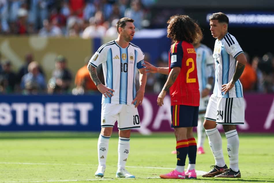 Discussão entre Lionel Messi e Cucurella na final da Copa do Mundo