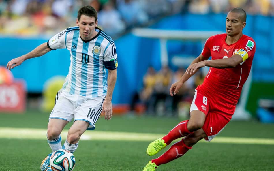 Os jogadores Messi e Gokhan Inler, durante a partida entre Argentina e Suíça