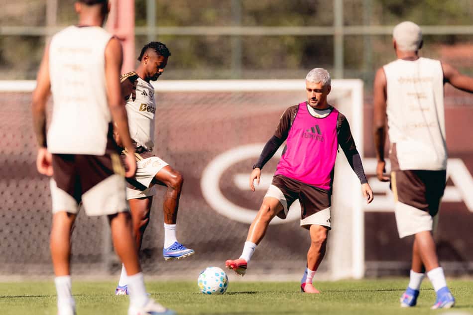 Arrascaeta e Bruno Henrique durante treino do Flamengo