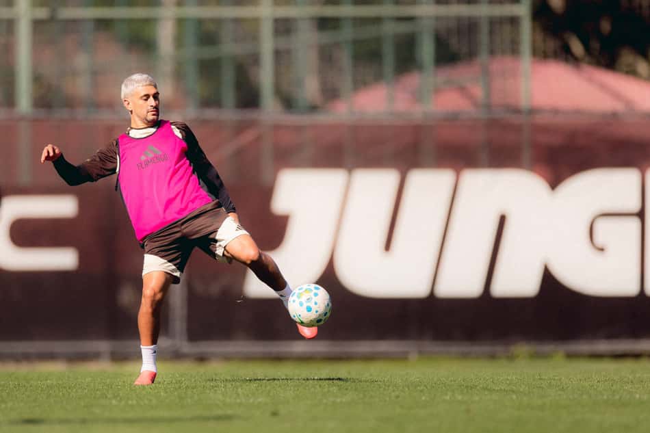 Arrascaeta durante treino do Flamengo