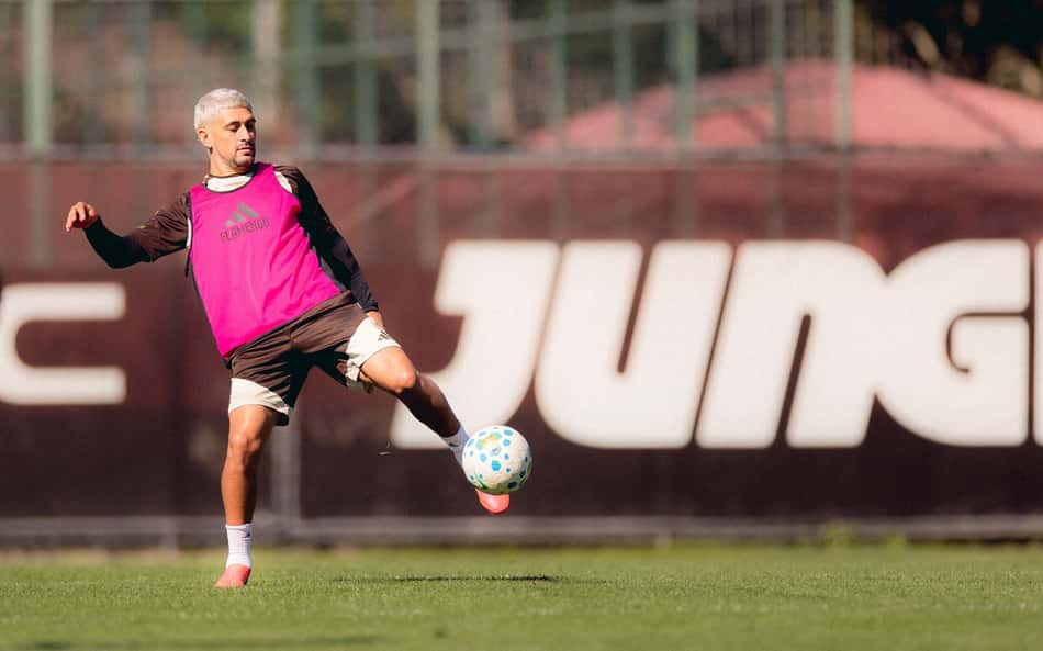 Arrascaeta durante treino do Flamengo