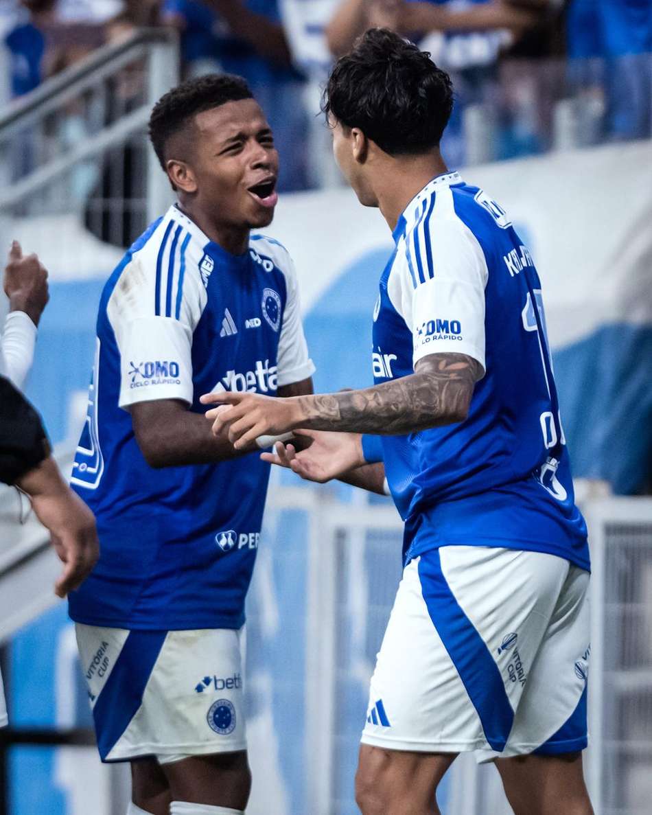 Arroyo e Kaio Jorge comemoram gol