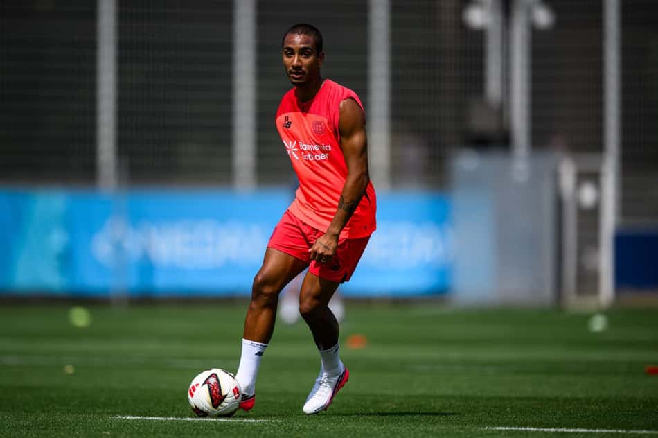 Lateral Arthur em treino do Bayer Leverkusen