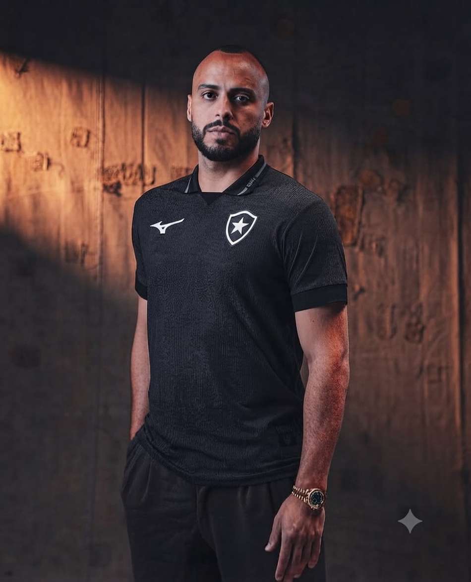 Arthur Cabral com o novo uniforme II do Botafogo em parceria com a Mizuno