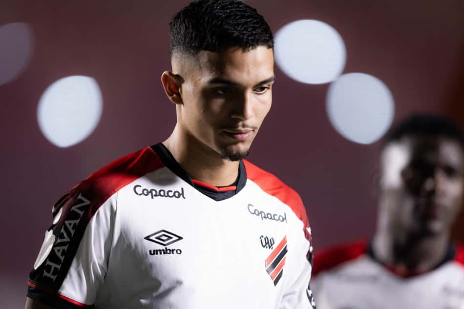 Arthur Dias olha concentrado durante duelo entre Athletico-PR e Atlético-GO