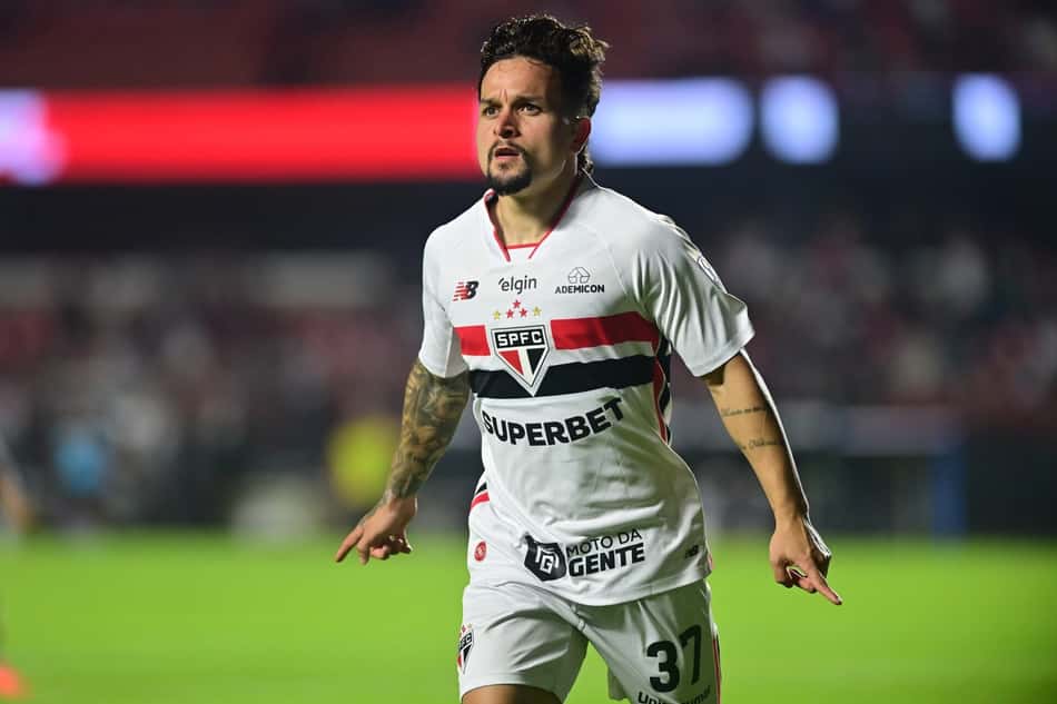 Artur comemora gol pelo São Paulo