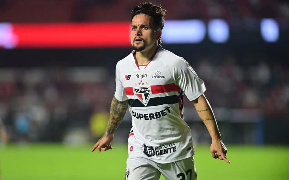 Artur comemora gol pelo São Paulo