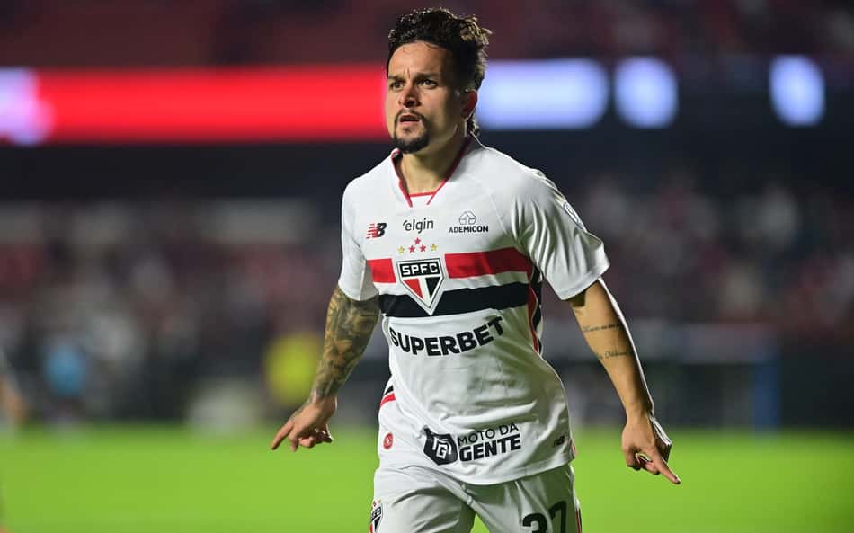 Artur comemora gol pelo São Paulo