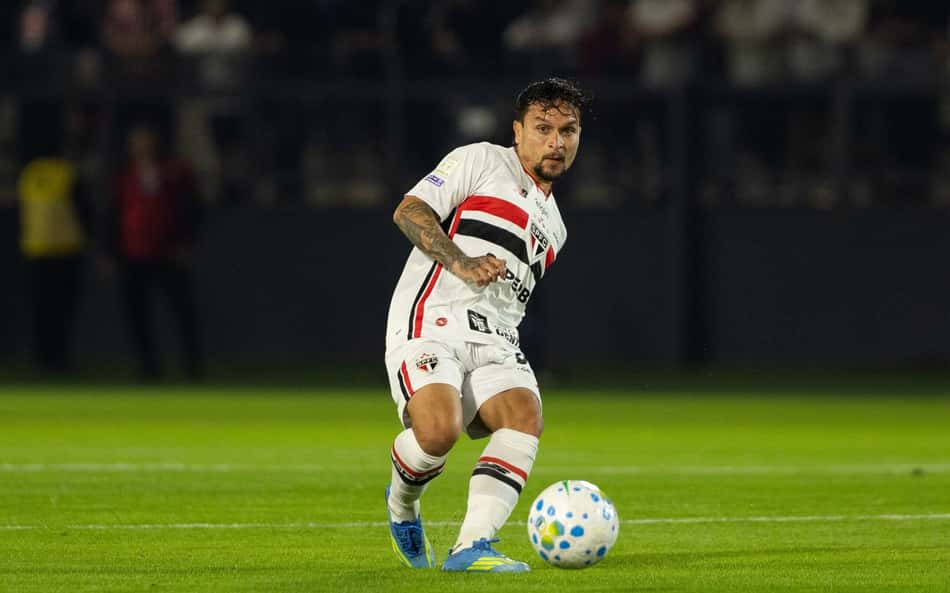 Artur durante confronto do São Paulo contra o Athletico Paranaense