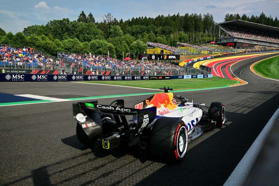 Arvid Lindblad, da Red Bull acing, em ação no GP da Bélgica de F1 2026