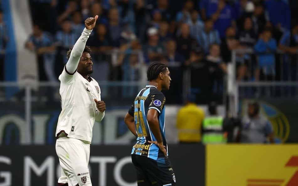 Asprilla comemora gol em partida do Bolívar contra o Grêmio na Sul-Americana