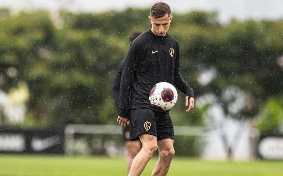 Atacante Léo Agostinho olhando para bola em treino no Corinthians