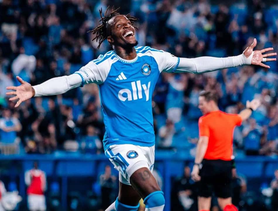 Atacante Wilfried Zaha com a camisa do Charlotte FC