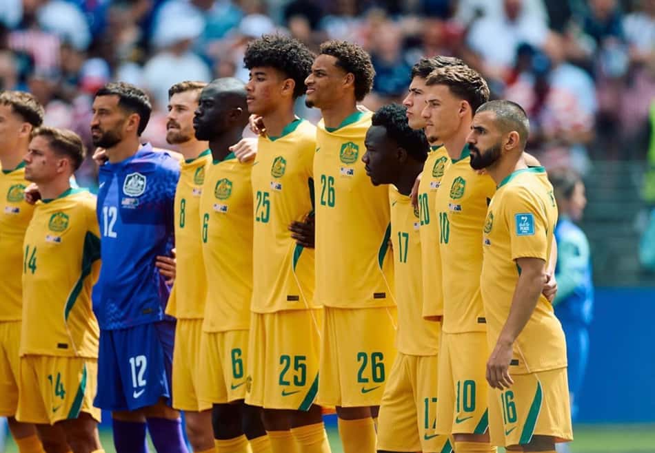 Jogadores da seleção da Austrália perfilados para o hino nacional