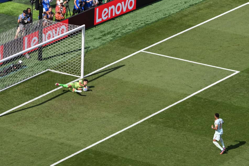 Bono, do Marrocos, pegando pênalti de Mbappé na Copa do Mundo