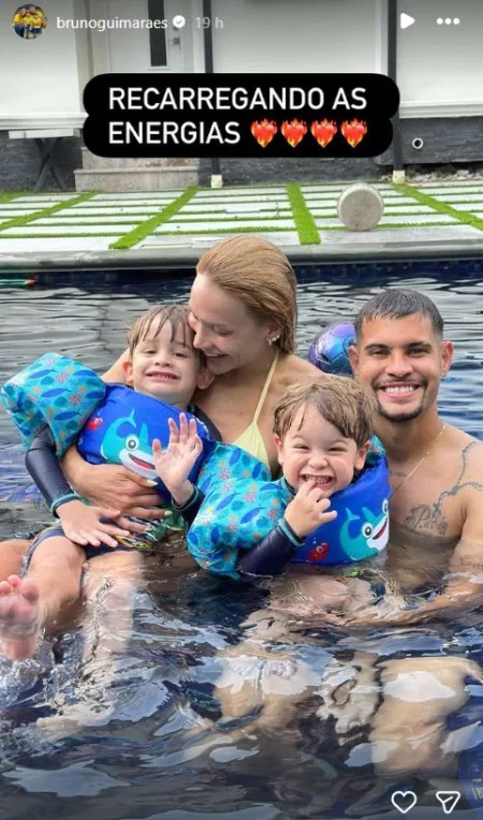 Bruno Guimarães com a esposa Ana Lídia e os filhos Matteo e Pietro na piscina 