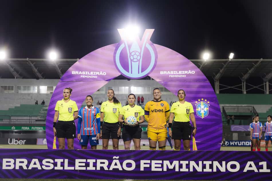 Jogadoras de Bahia e Botafogo antes do jogo em foto com a arbitragem
