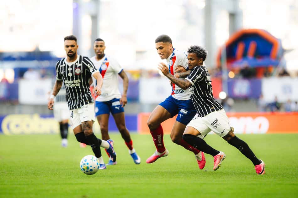 Kaio César e Santiago Mingo durante disputa de bola