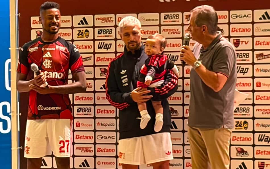 Bruno Henrique e Arrascaeta ao lado presidente Bap em anúncio de homenagem