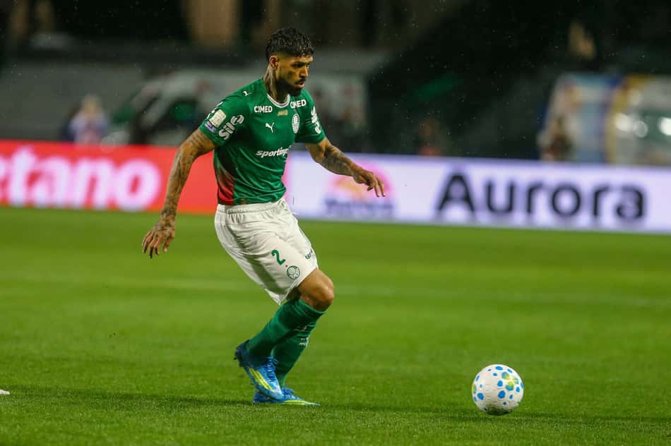 Barboza em ação durante jogo entre Coritiba x Palmeiras pelo Brasileirão