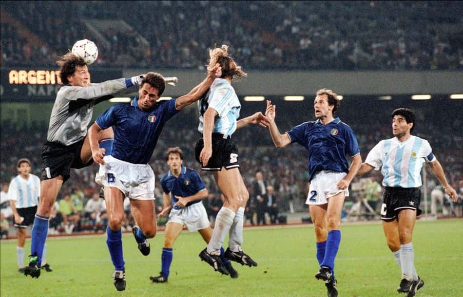 Franco Baresi, ao lado de Maradona, em disputa de lance com jogadores da Argentina na semifinal da Copa do Mundo de 1990