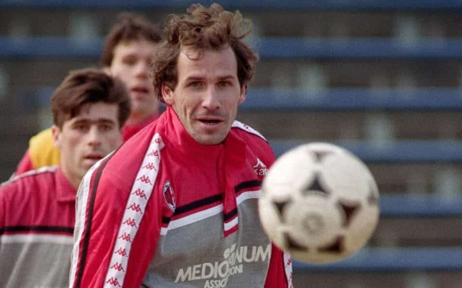 Franco Baresi em treino do Milan no final dos anos 80