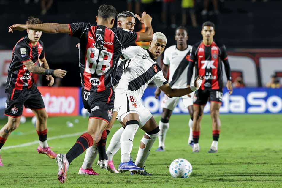 Cauan Barros em ação durante a partida contra o Vitória