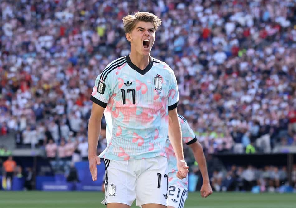 Belga Charles De Ketelaere comemora o primeiro gol diante dos EUA