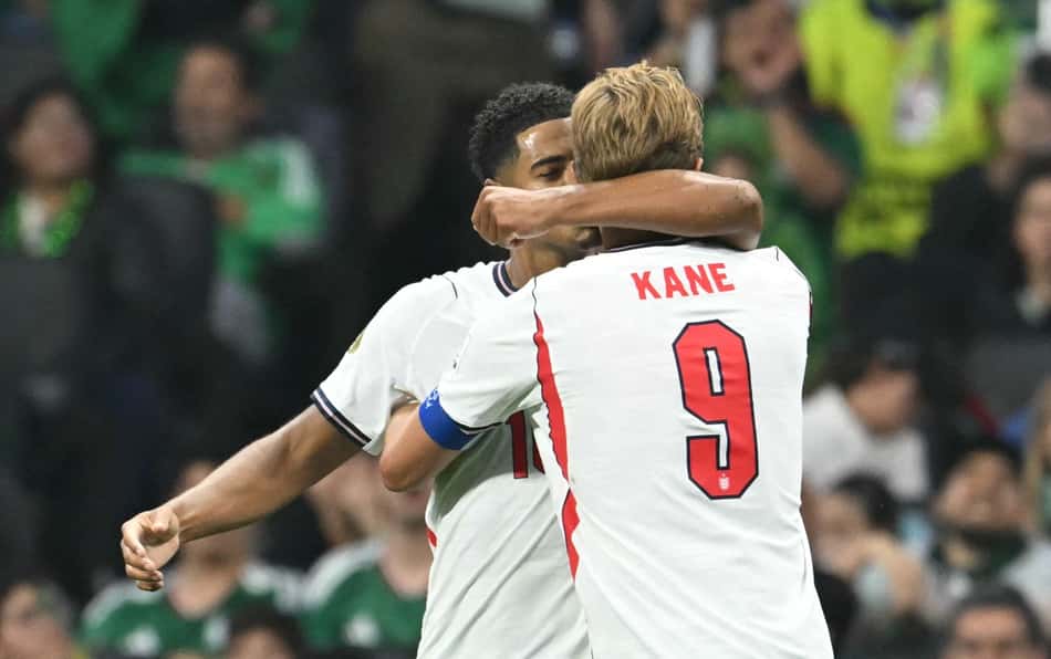 Bellingham abraça Kane após o primeiro gol inglês sobre o México