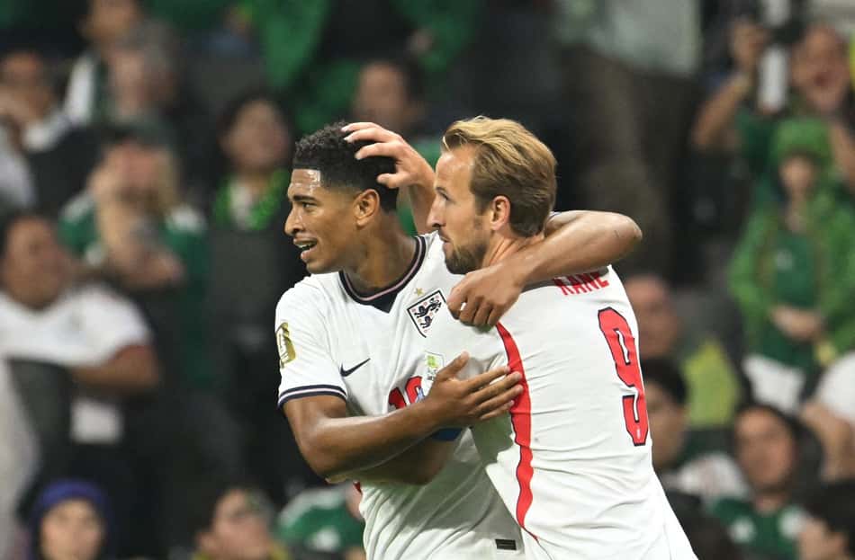 Bellingham e Kane comemoram o primeiro gol inglês sobre o México