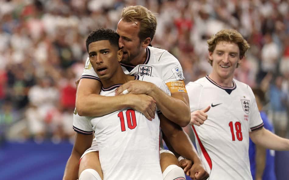 Jude Bellingham e Harry Kane comemora gol da Inglaterra na Copa do Mundo
