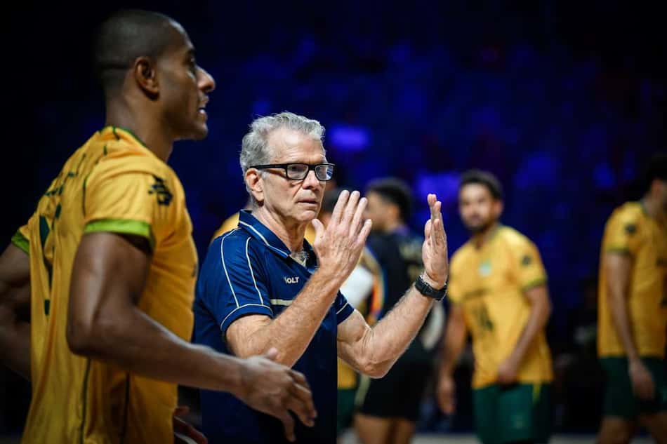 Bernardinho e Lucarelli durante jogo entre Brasil e Ucrânia na VNL 2026