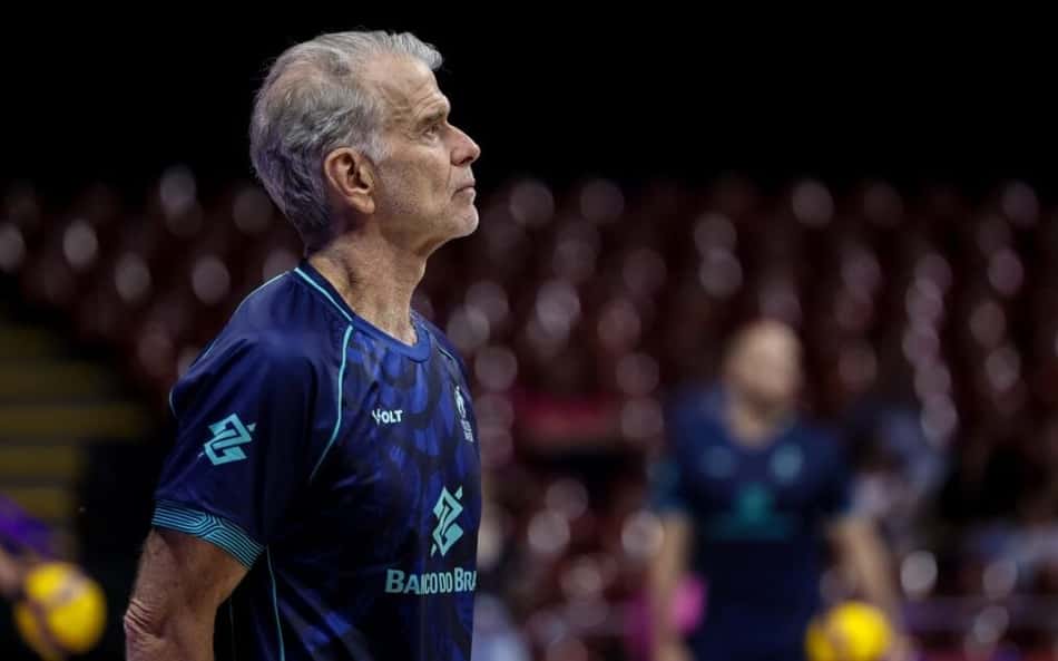 Bernardinho olha para a arquibancada em treino da VNL em Brasília