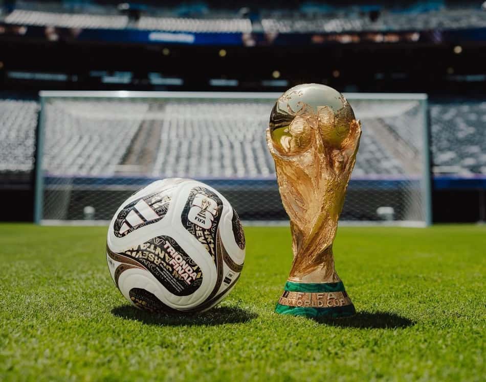 Bola da final e taça da Copa do Mundo.