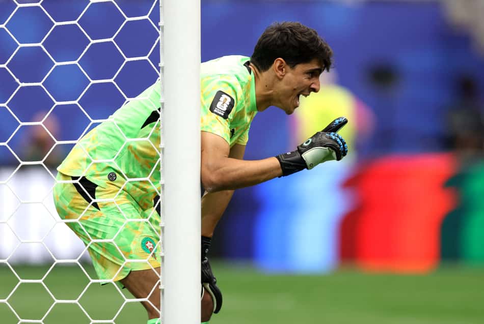 O goleiro de Marrocos, Yassine Bounou (nº 01), gesticula durante a partida de futebol das oitavas de final da Copa do Mundo de 2026 entre Canadá e Marrocos, no Houston Stadium, em Houston, Texas (Foto: Molly Darlington / Getty Images North America / Getty Images via Afp)