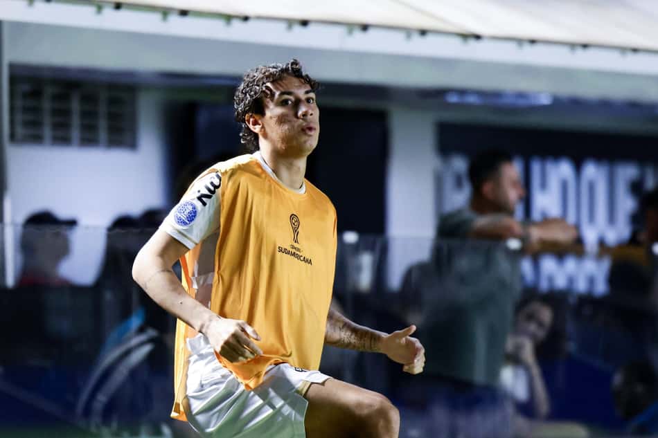 Gabriel Bontempo faz aquecimento durante o jogo Santos x Universidad Central pela Sul-Americana