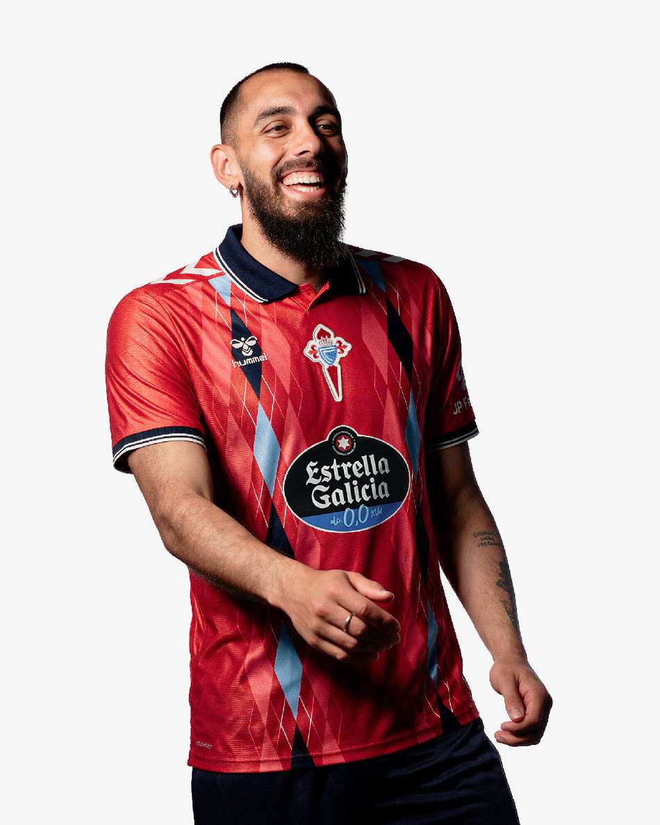 Borja Iglesias com a terceira camisa do Celta de Vigo para a temporada 2026/2027
