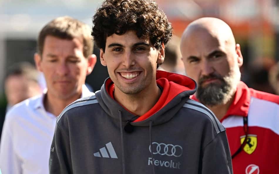 O espanhol da Aston Martin Fernando Alonso e o brasileiro da Audi Gabriel Bortoleto caminham pelo paddock no primeiro dia do segundo teste de pré-temporada da Fórmula 1 no Circuito Internacional do Bahrein, em Sakhir, em 18 de fevereiro de 2026