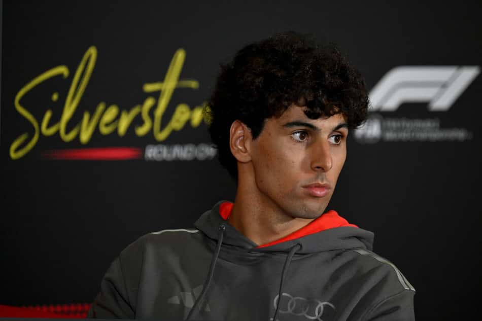 O piloto brasileiro da Audi, Gabriel Bortoleto, participa de uma coletiva de imprensa antes do Grande Prêmio da Grã-Bretanha de Fórmula 1, no circuito de Silverstone, em Silverstone, no centro da Inglaterra