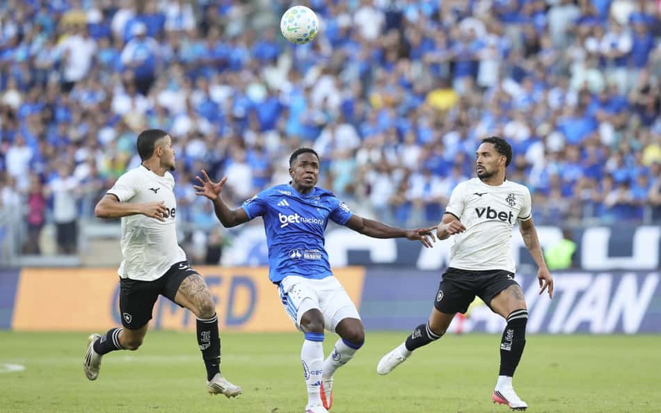 Cruzeiro e Botafogo em ação no Campeonato Brasileiro