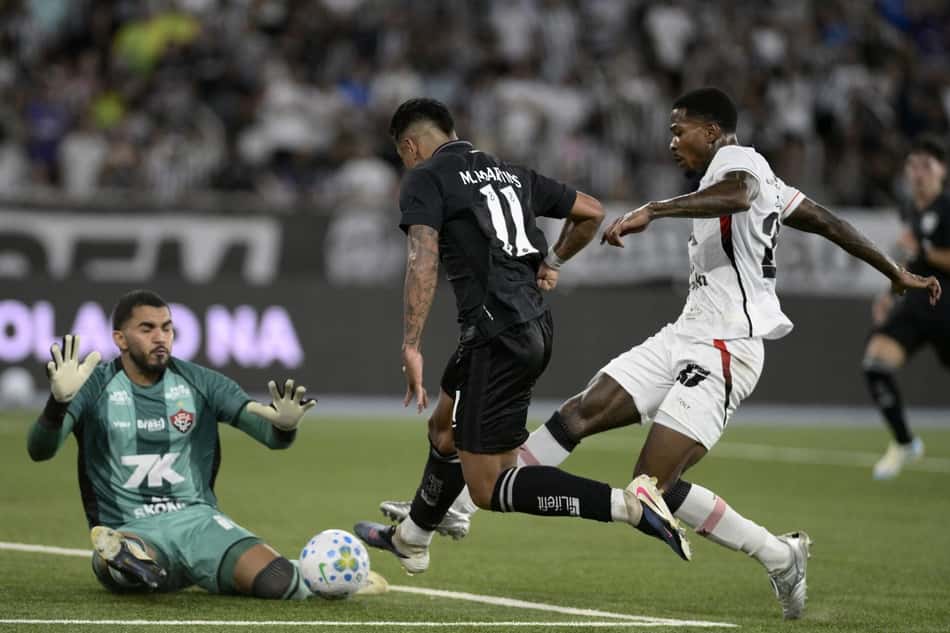 Matheus Martins chuta e para em defesa de Lucas Arcanjo em duelo entre Botafogo e Vitória