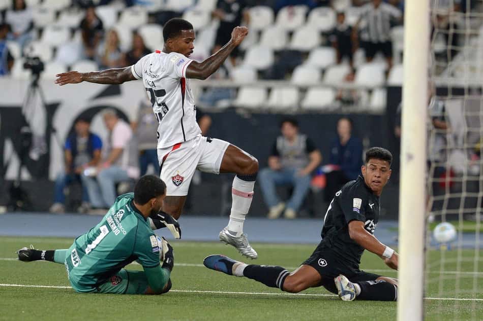 Botafogo e Vitória se enfrentando no Estádio Nilton Santos