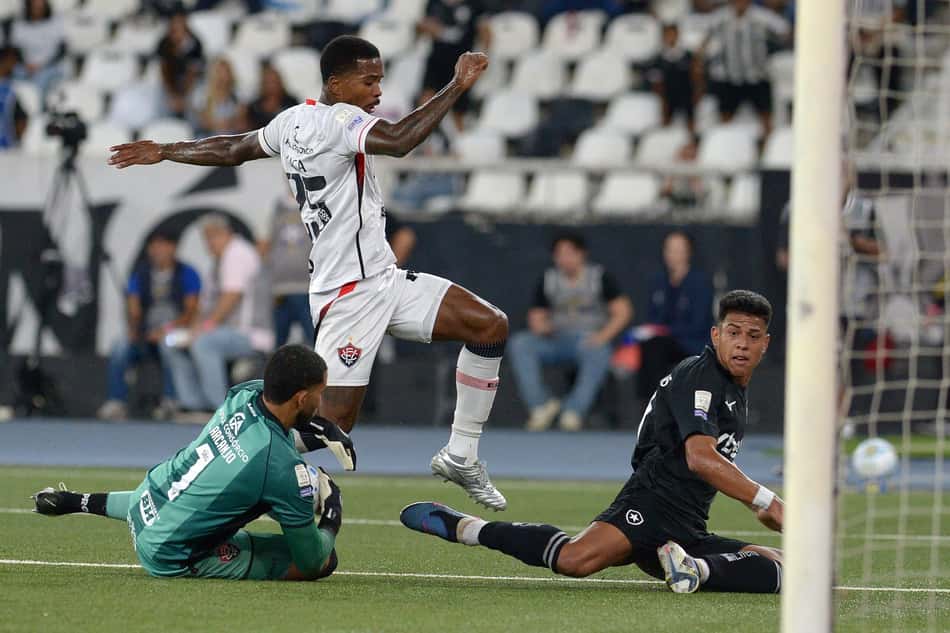Botafogo e Vitória se enfrentando no Estádio Nilton Santos