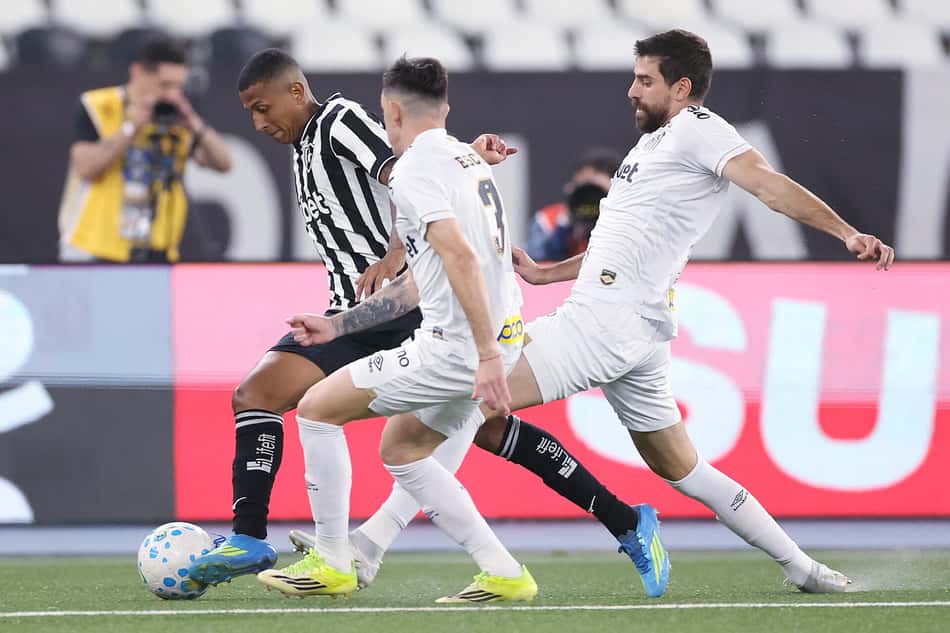 Botafogo e Santos estão se enfrentando nesta quinta-feira (16)