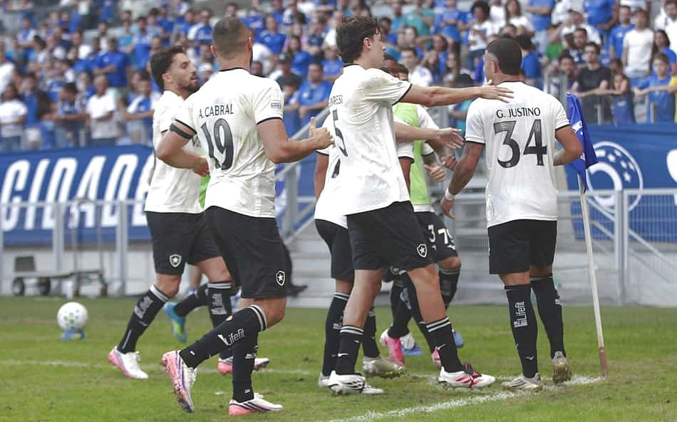 Jogadores do Botafogo comemoram gol contra o Cruzeiro