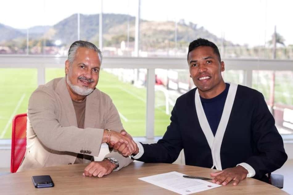 Boto e Alex Sandro celebram renovação de contrato