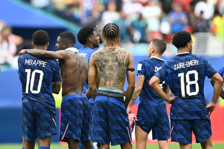 Bradley Barcola e companheiros da França conversam após disputa de terceiro lugar da Copa do Mundo