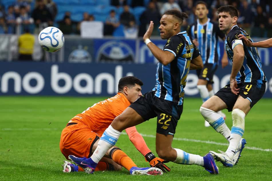 Martin Braithwaite, do Grêmio, perde chance clara de gol pela Copa Sul-americana