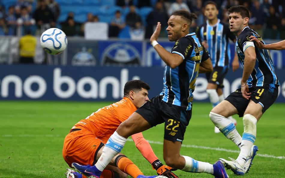 Martin Braithwaite, do Grêmio, perde chance clara de gol pela Copa Sul-americana