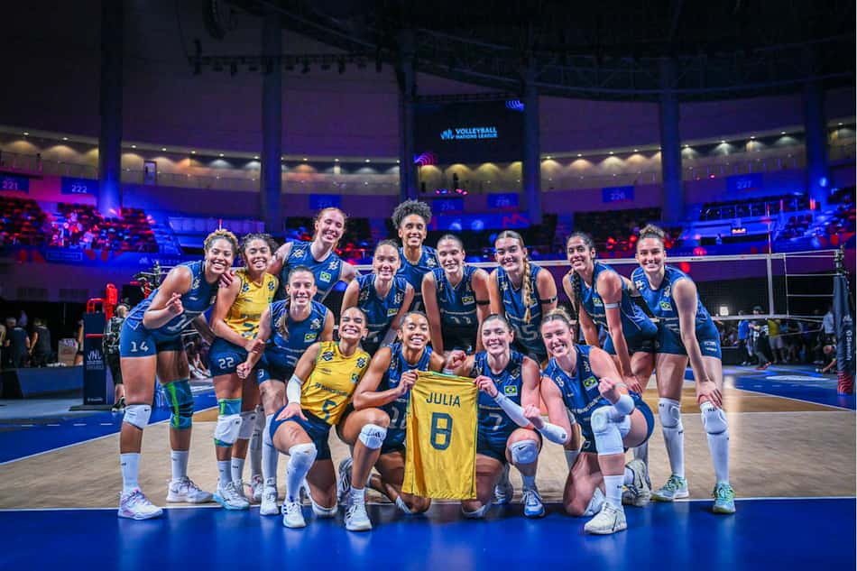 Brasil homenageia Julia Kudiess após vencer a Itãlia na VNL (Foto: Volleyball World)
